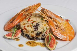 Camarao Pistola acompanha couscous marroquino com damasco tamaras e outras frutas secas