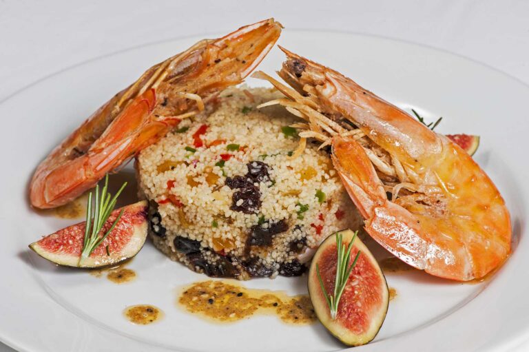 Camarao Pistola acompanha couscous marroquino com damasco tamaras e outras frutas secas