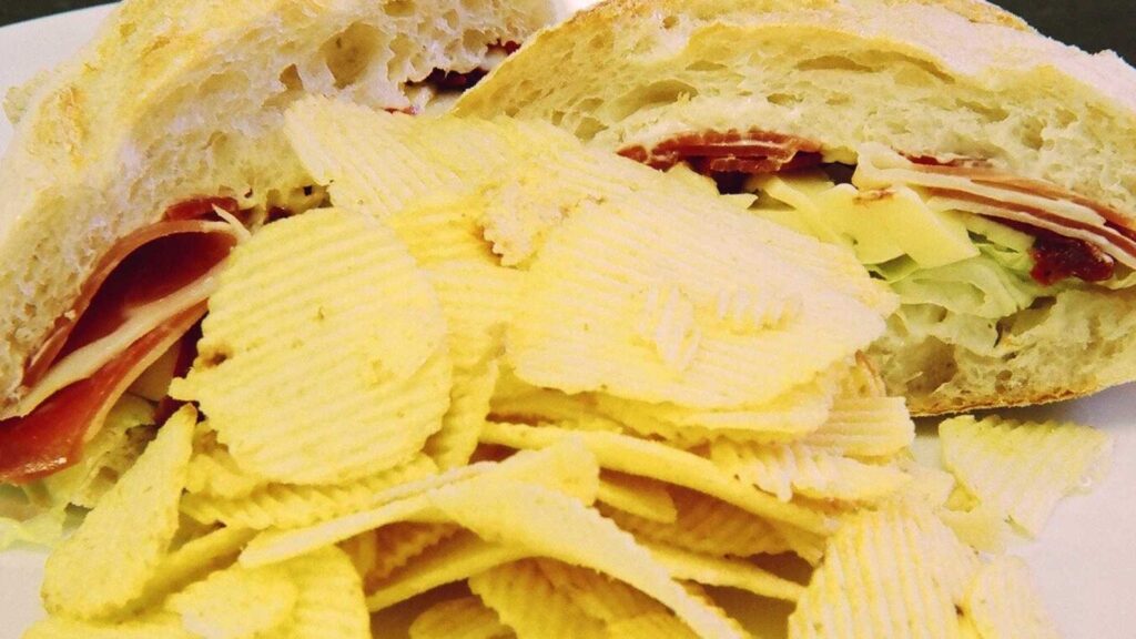 Ciabata com presunto parma queijo ementhal e tomate seco com batatas chips