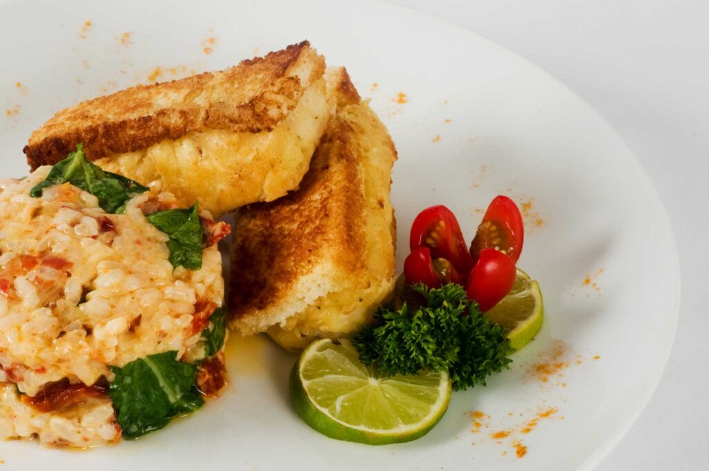 Congrio crocante acompanhado de risoto de tomate seco e rucula pasta 313 46cf520667883f905499db484007c676