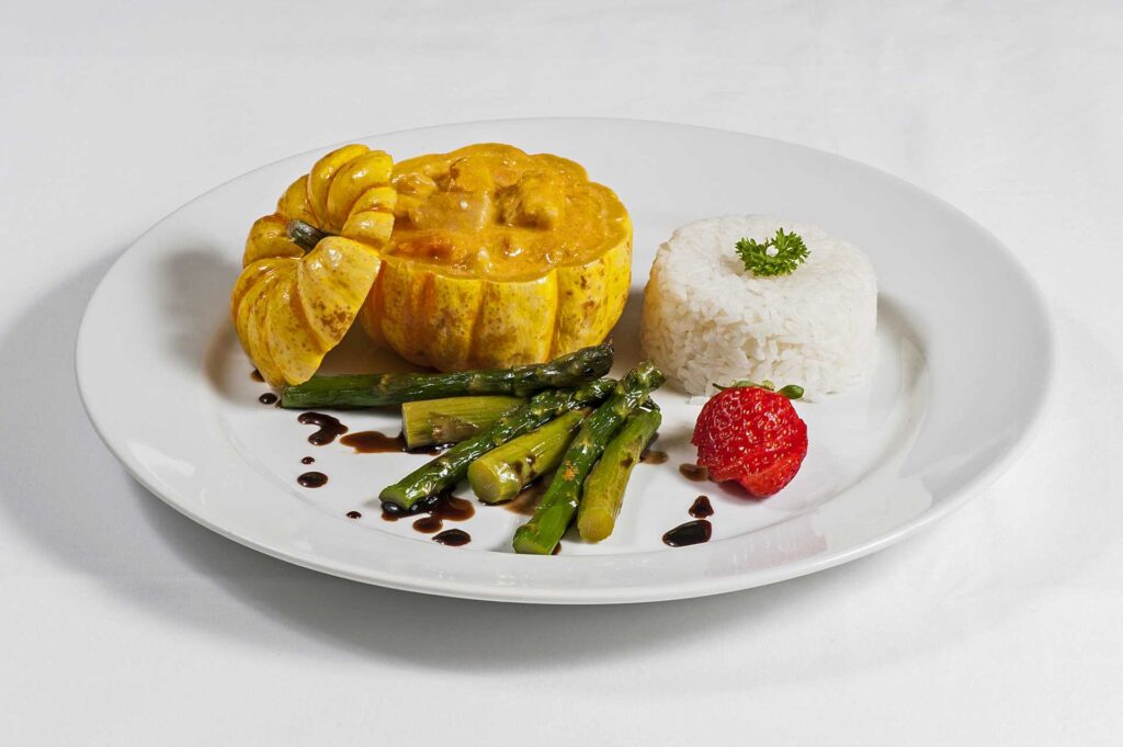 Frango Indiano na Mini Moranga acompanha arroz e aspargos verdes