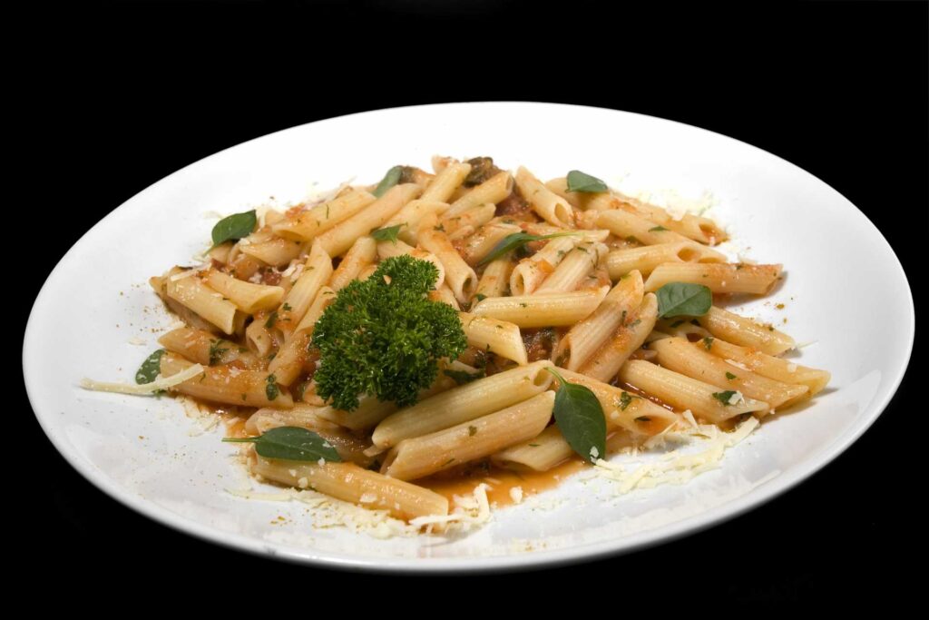 Penne com tomates frescos e manjericao