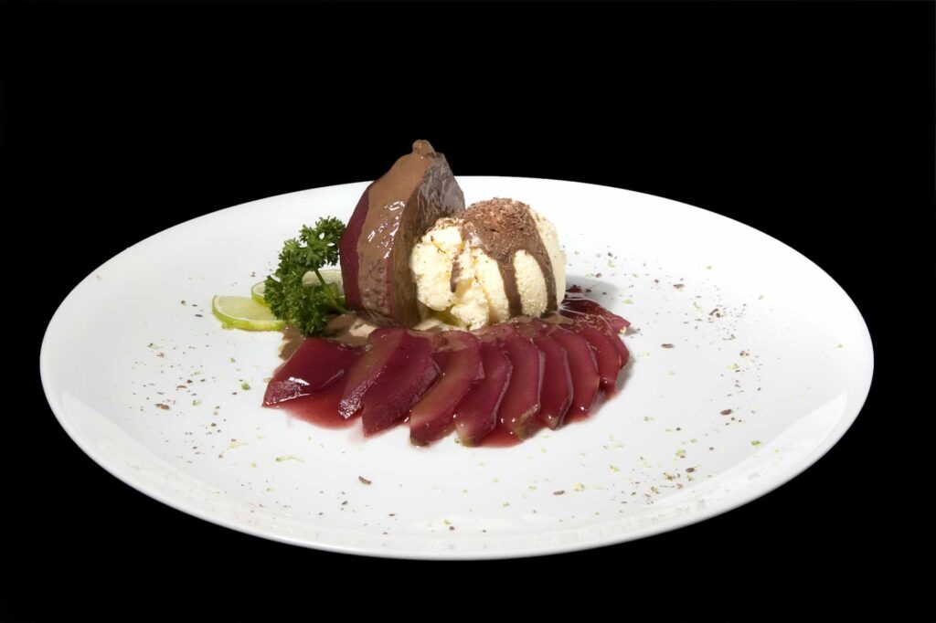 Pera ao vinho com sorvete de creme e calda de chocolate