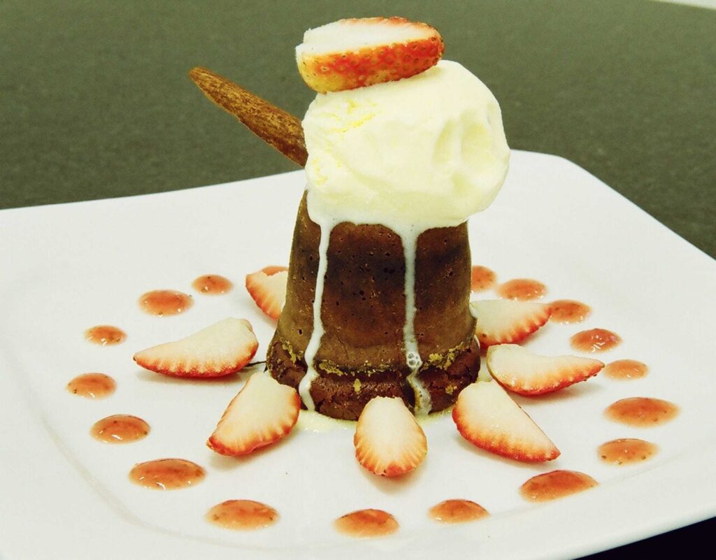 Peti gateau e calda de frutas vermelhas