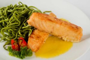 Salmao grelhado com molho de laranja acompanhado de tagliarini verde na manteiga com manjericao pasta 313 c02f8d44789bc6ac8b7fa96bfdaa02b6