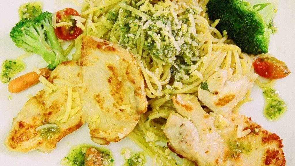 Supreme de frango grelhado com spaghetti ao pesto e legumes